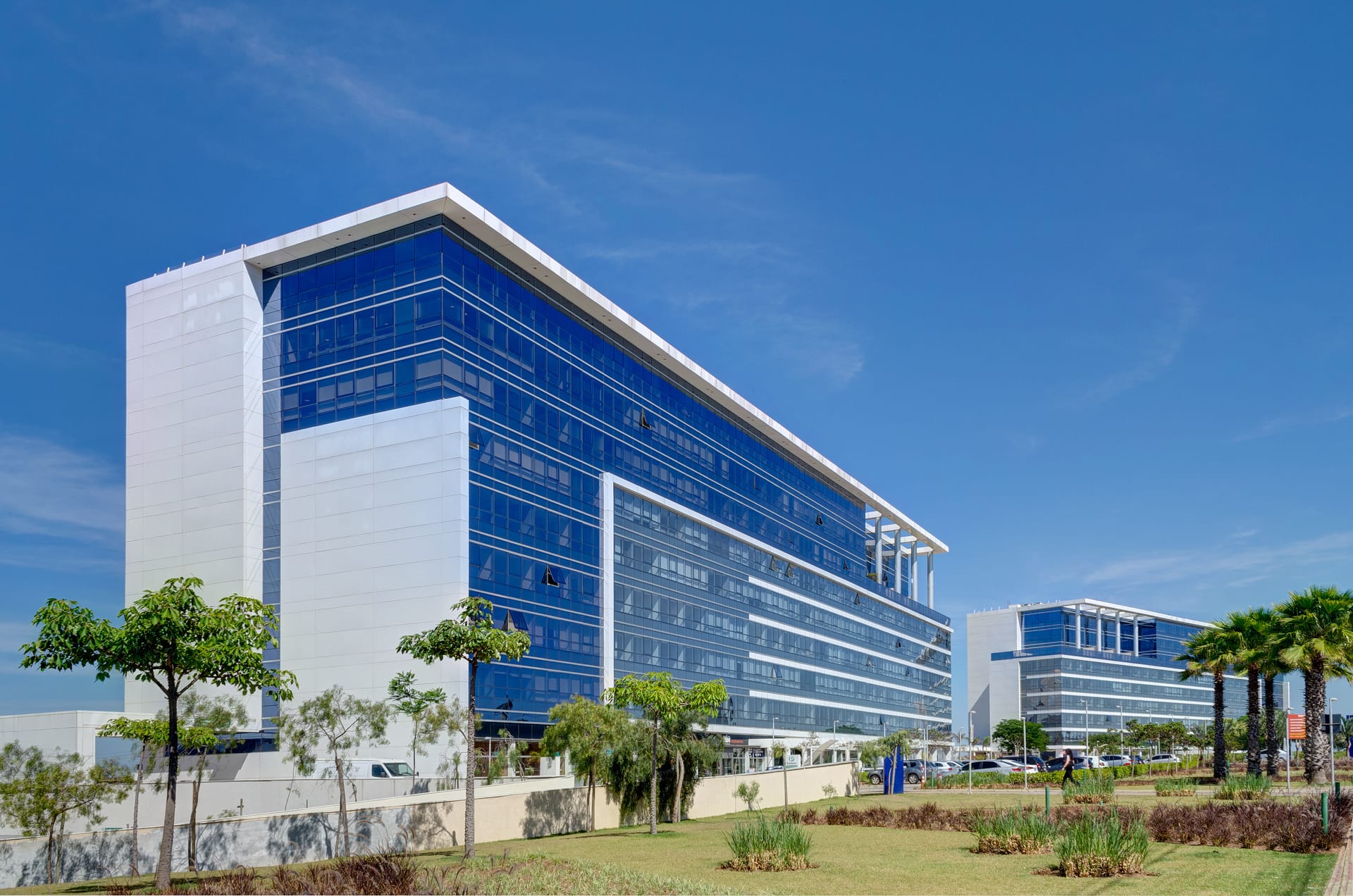 Fachada do complexo corporativo Parque Avenida Raja 2000 em Belo Horizonte