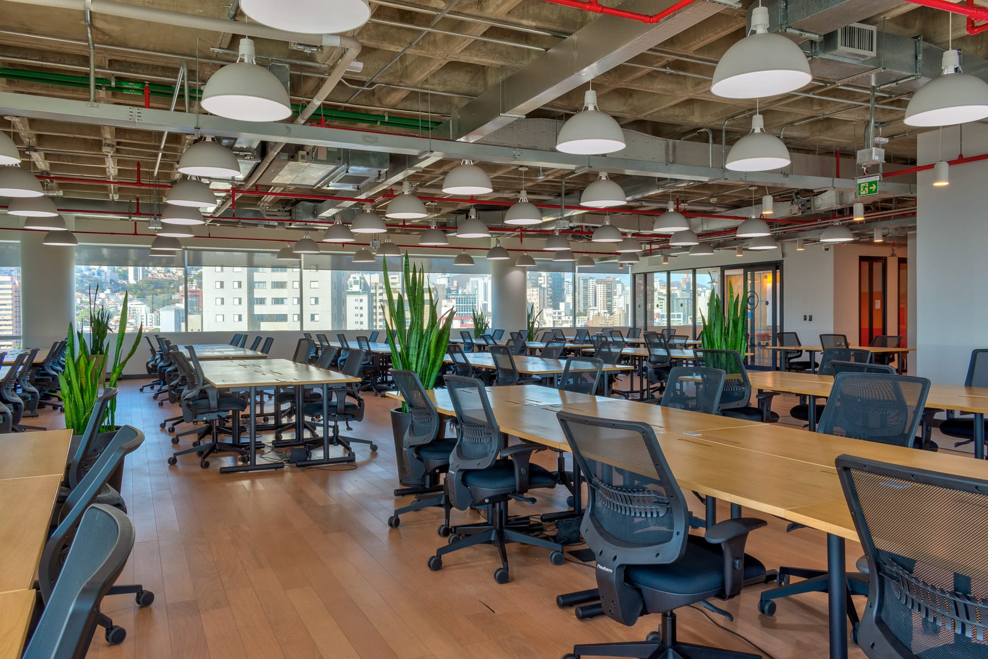 Área de trabalho compartilhada da WeWork Boulevard Tower em Belo Horizonte