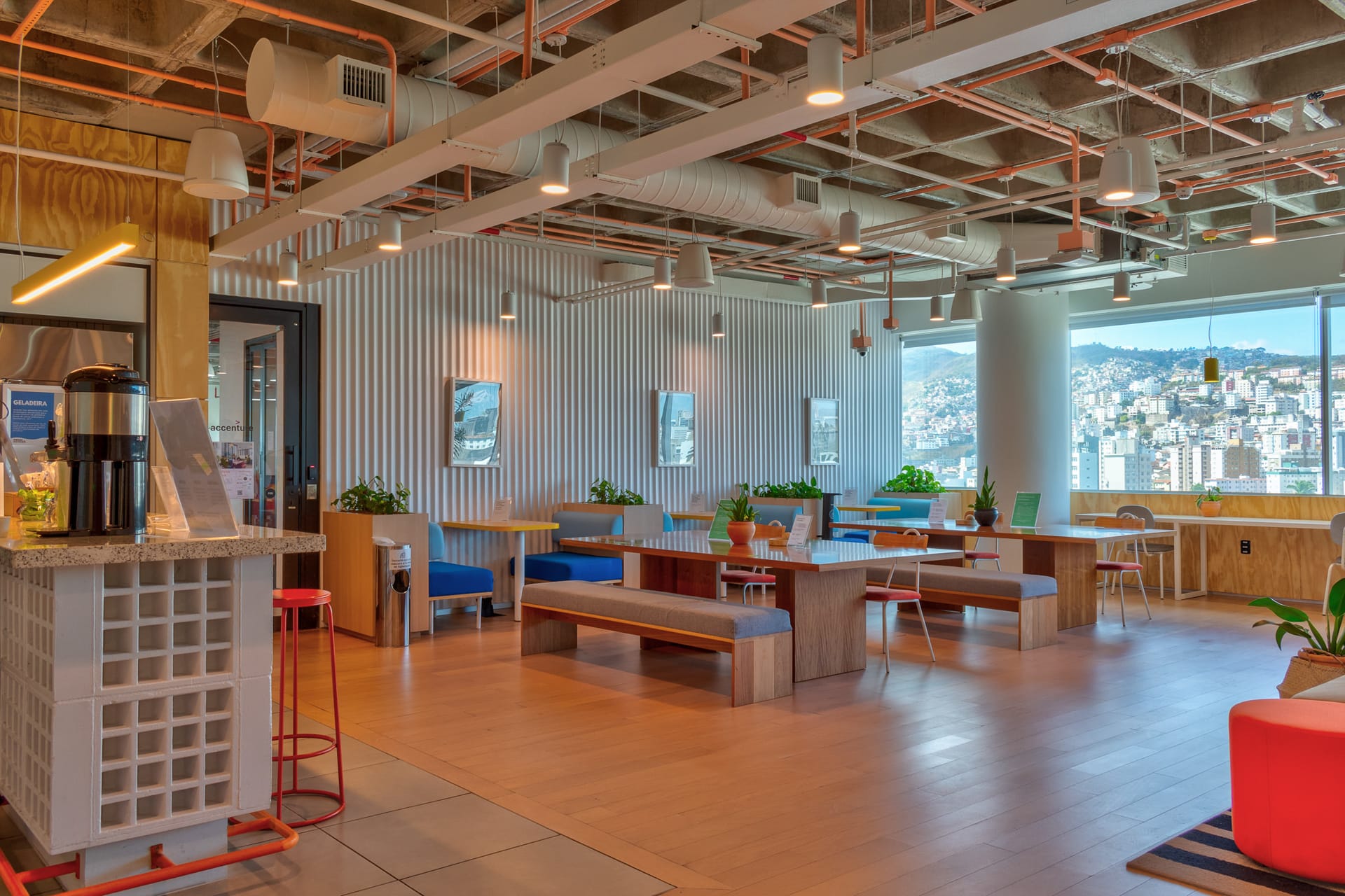 Área de convivência da WeWork Boulevard Tower com vista para Belo Horizonte
