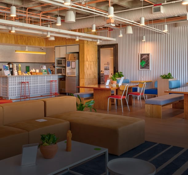 Área de trabalho compartilhada da WeWork Boulevard Tower em Belo Horizonte